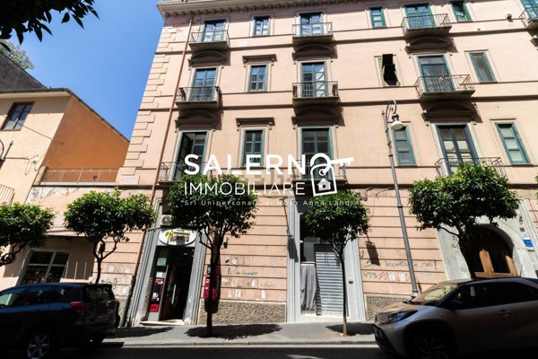locale commerciale in vendita a Salerno