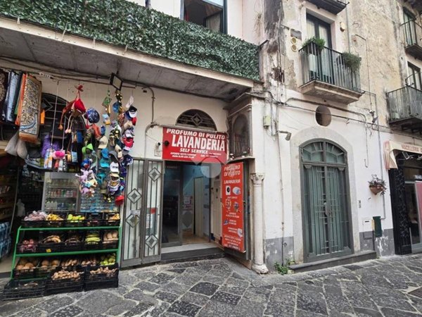 negozio in vendita a Salerno in zona Centro Città
