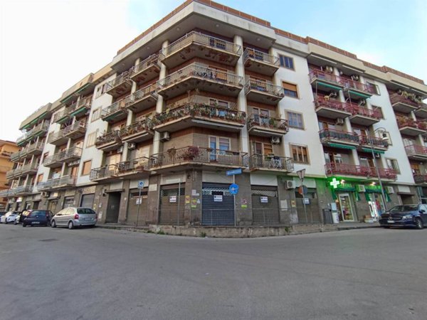 negozio in vendita a Salerno in zona Pastena