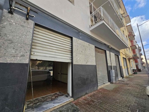 negozio in vendita a Salerno in zona Torrione
