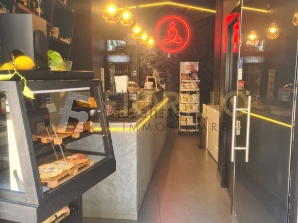 negozio in vendita a Salerno in zona Pastena