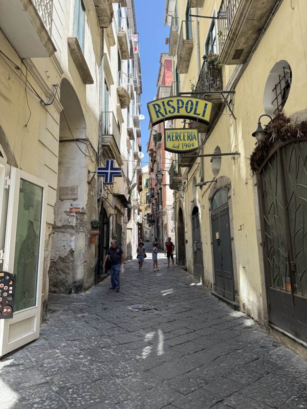 negozio in vendita a Salerno in zona Centro Città