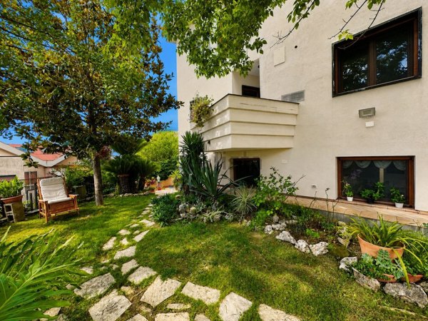 casa indipendente in vendita a Salerno in zona Torrione