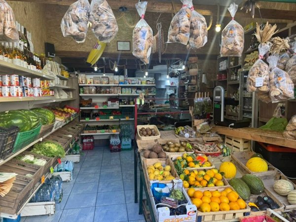 negozio in vendita a Salerno in zona Centro Città