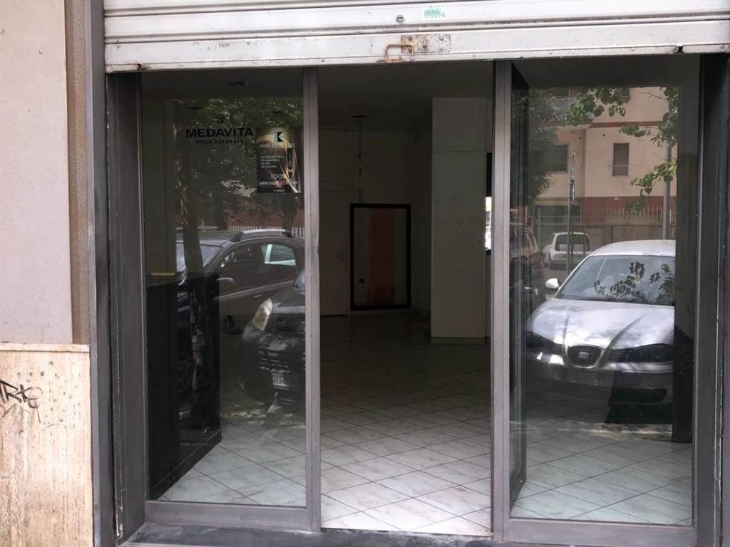 negozio in vendita a Salerno in zona Mercatello
