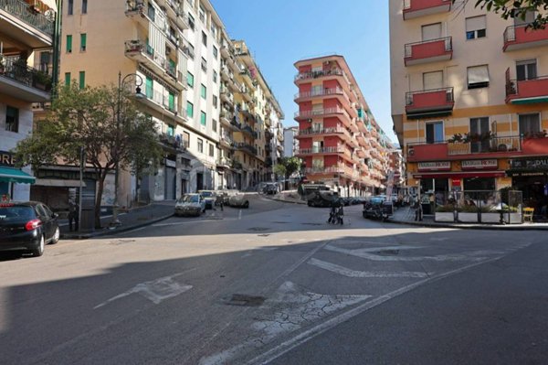 negozio in vendita a Salerno in zona Centro Città