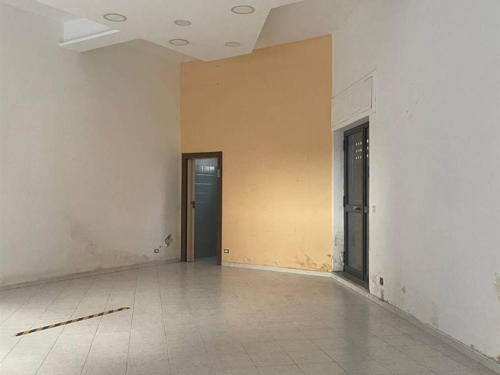 negozio in vendita a Salerno in zona Gelsi Rossi