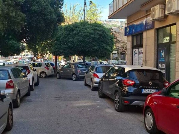 negozio in vendita a Salerno in zona Torrione