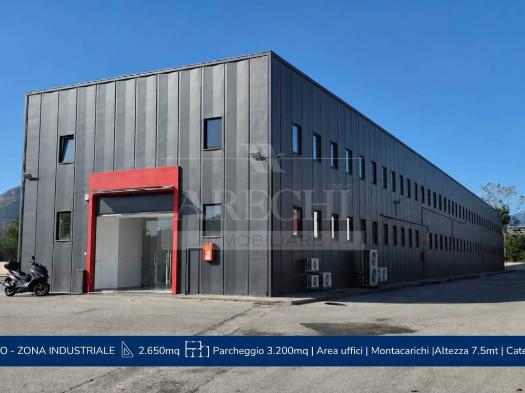 locale commerciale in vendita a Salerno in zona Zona Industriale