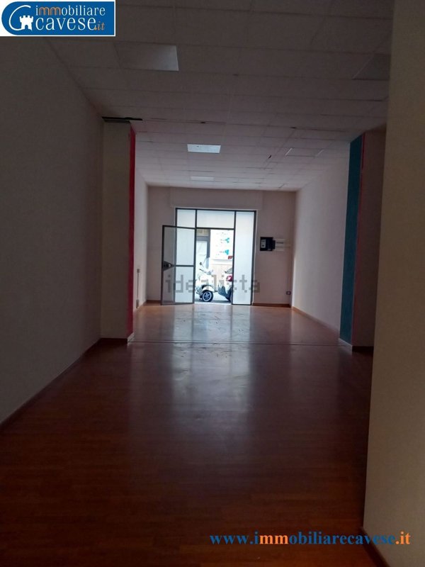 locale commerciale in vendita a Salerno in zona Calcedonia