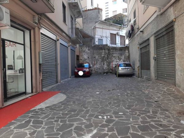locale commerciale in vendita a Salerno in zona Centro Città