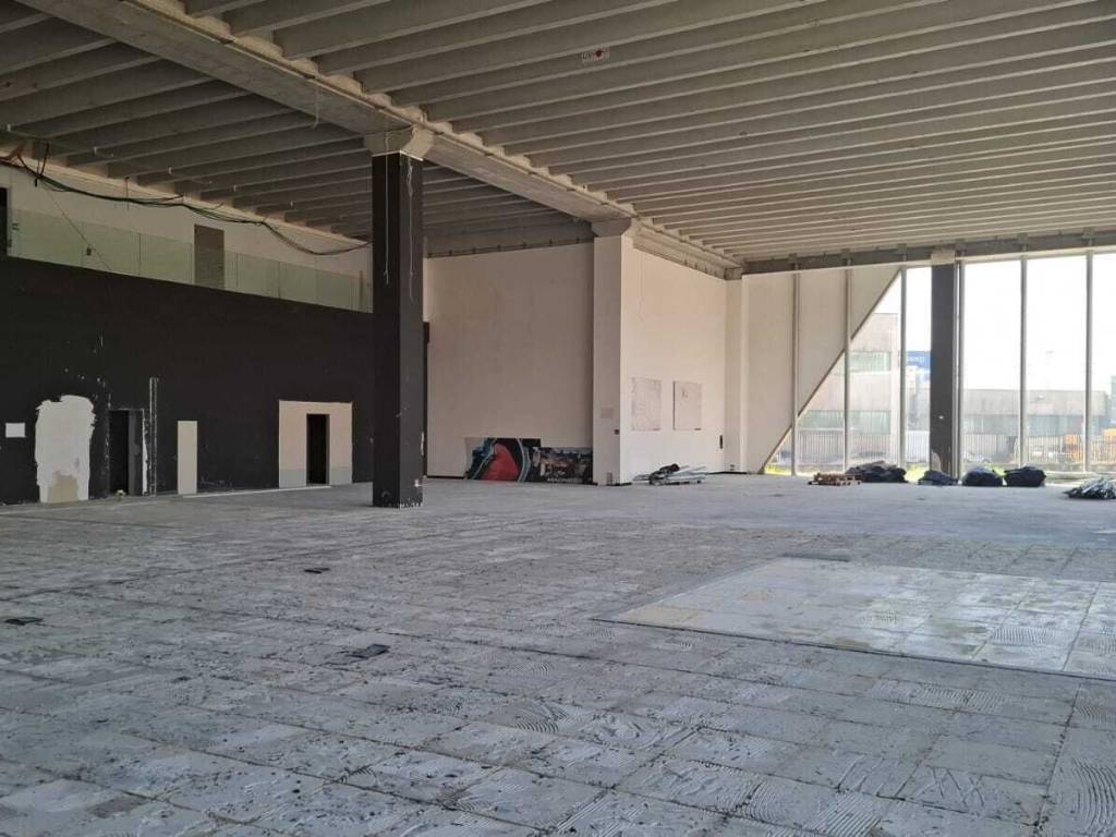 locale commerciale in vendita a Salerno in zona Zona Industriale