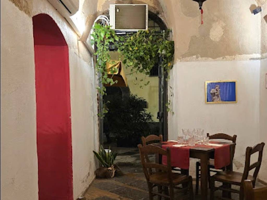 negozio in vendita a Salerno in zona Centro Città