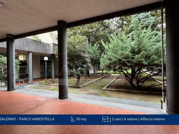negozio in vendita a Salerno in zona Mariconda