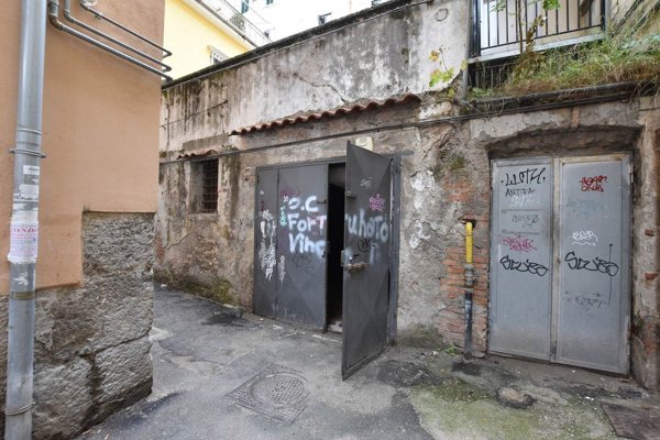 negozio in vendita a Salerno in zona Centro Città