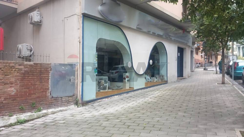 locale commerciale in vendita a Salerno