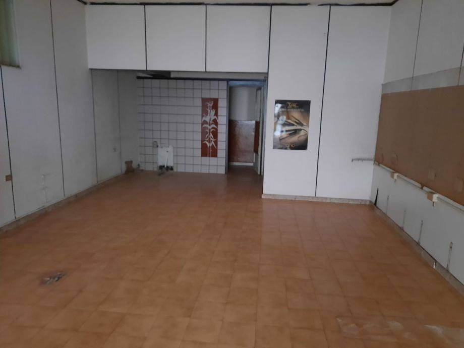 locale commerciale in vendita a Salerno in zona Torrione