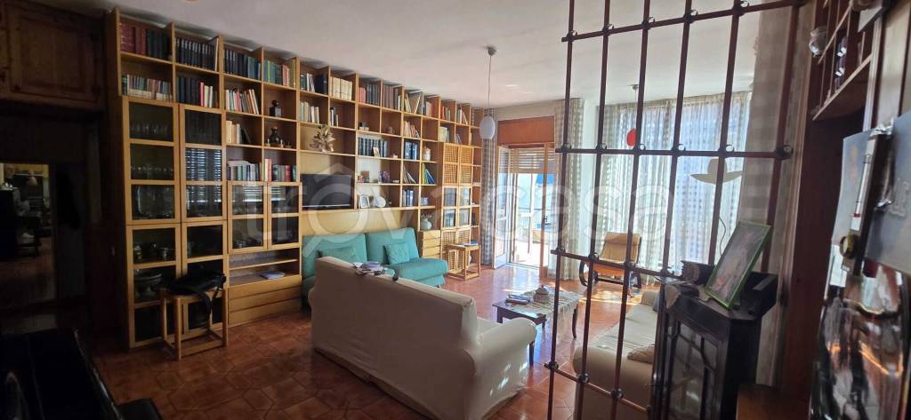 casa indipendente in vendita a Salerno in zona Centro Città