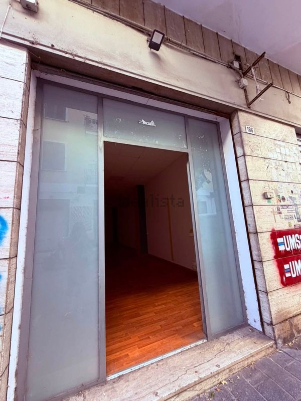 locale commerciale in vendita a Salerno