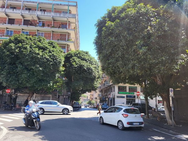 locale commerciale in vendita a Salerno in zona Centro Città