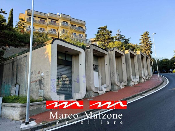 locale commerciale in vendita a Salerno in zona Mennolella