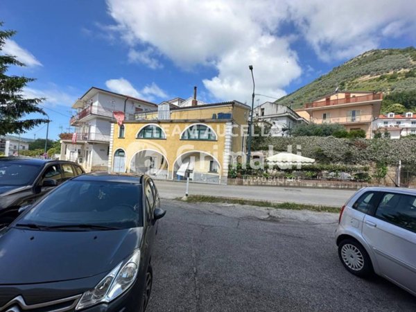 locale commerciale in vendita a San Cipriano Picentino in zona Pezzano