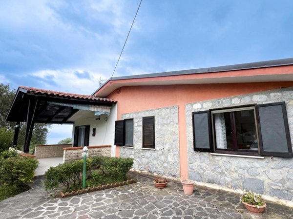 casa indipendente in vendita a San Giovanni a Piro in zona Scario