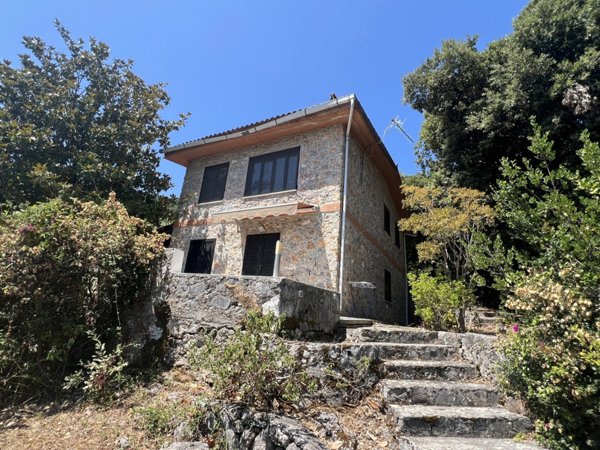 casa indipendente in vendita a San Giovanni a Piro in zona Scario