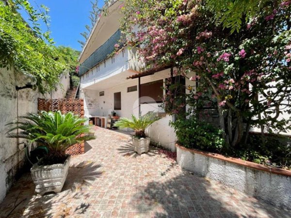 casa indipendente in vendita a San Giovanni a Piro in zona Scario