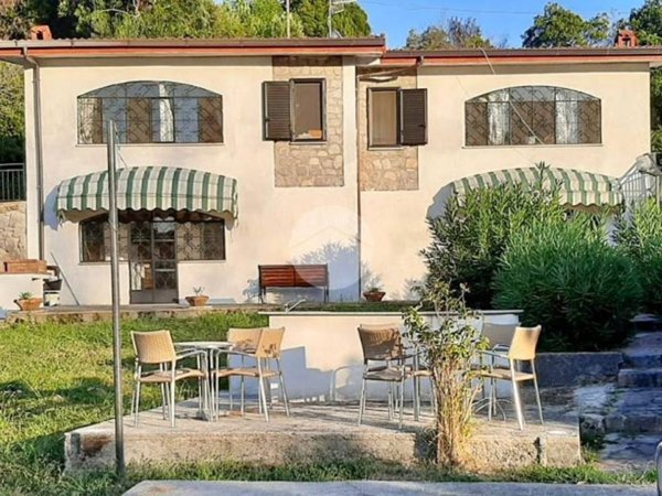casa indipendente in vendita a San Giovanni a Piro in zona Scario