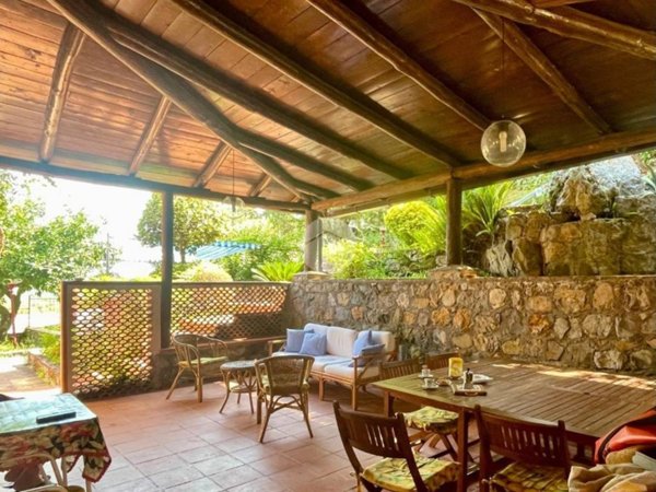 casa indipendente in vendita a San Giovanni a Piro in zona Scario