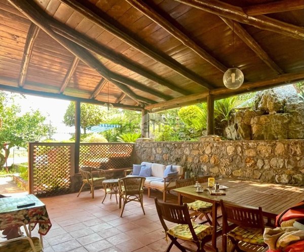casa indipendente in vendita a San Giovanni a Piro in zona Scario