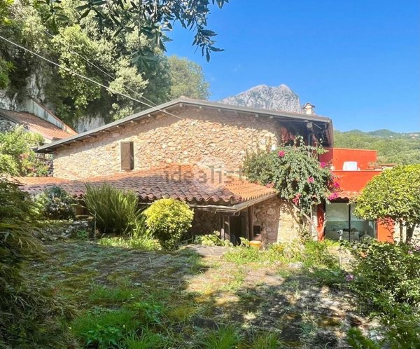 casa indipendente in vendita a San Giovanni a Piro in zona Scario
