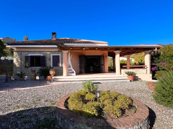 casa indipendente in vendita a San Giovanni a Piro in zona Scario