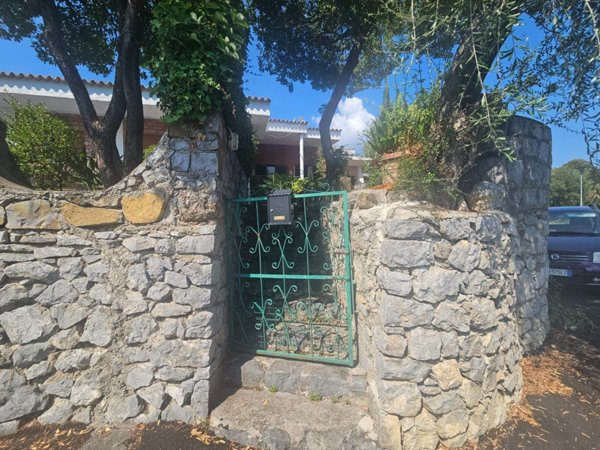 casa indipendente in vendita a San Giovanni a Piro in zona Scario