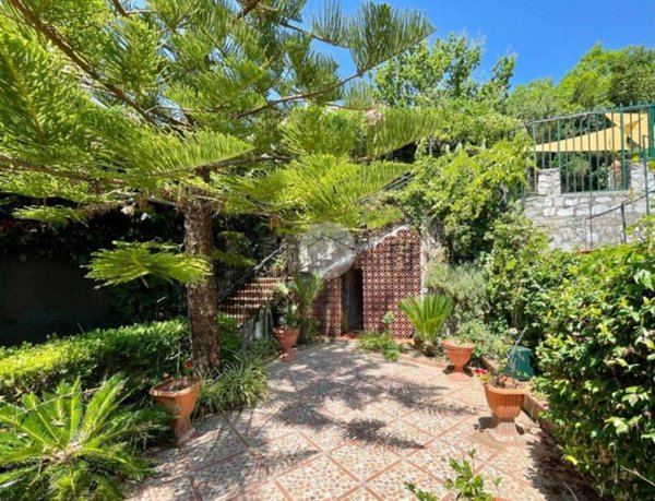 casa indipendente in vendita a San Giovanni a Piro in zona Scario
