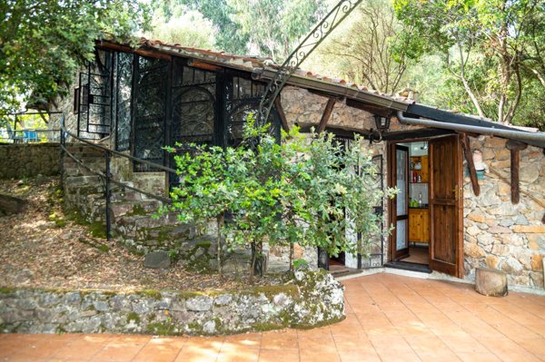 casa indipendente in vendita a San Giovanni a Piro in zona Scario