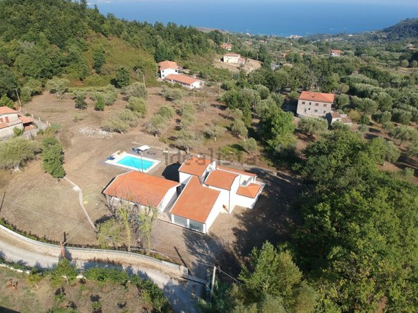 casa indipendente in vendita a San Giovanni a Piro in zona Scario