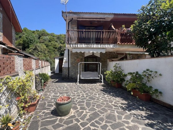 casa indipendente in vendita a San Giovanni a Piro in zona Scario