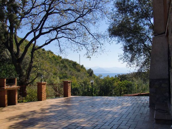 casa indipendente in vendita a San Giovanni a Piro in zona Scario