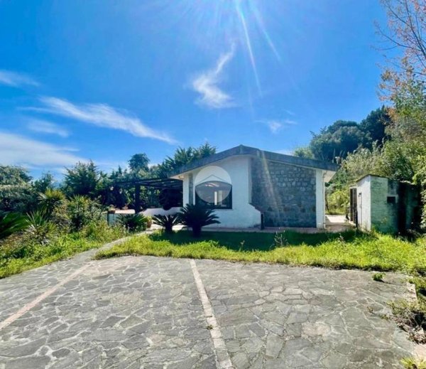 casa indipendente in vendita a San Giovanni a Piro in zona Scario