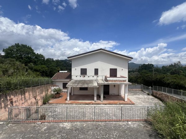 casa indipendente in vendita a San Giovanni a Piro in zona Scario
