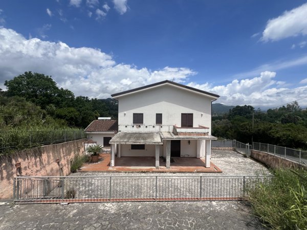 casa indipendente in vendita a San Giovanni a Piro in zona Scario
