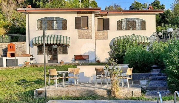 casa indipendente in vendita a San Giovanni a Piro in zona Scario
