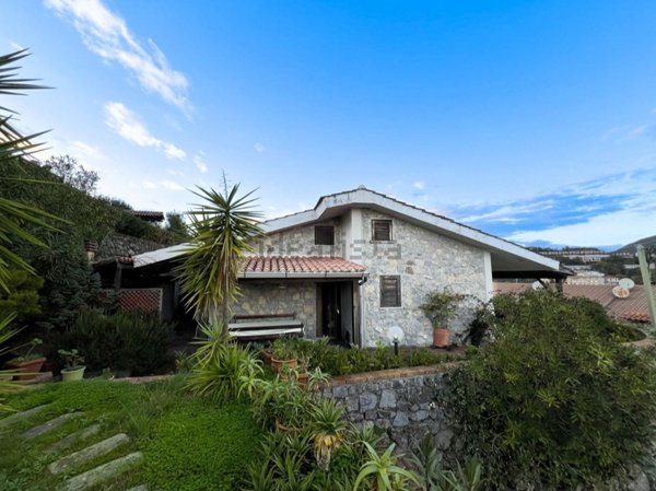 casa indipendente in vendita a San Giovanni a Piro in zona Scario