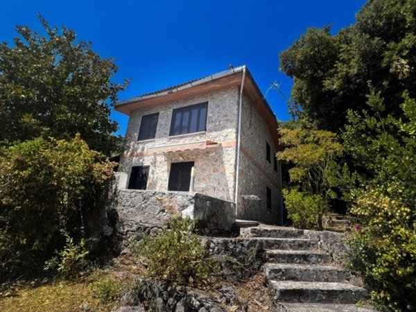 casa indipendente in vendita a San Giovanni a Piro in zona Scario