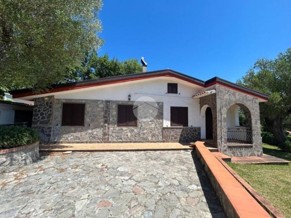 casa indipendente in vendita a San Giovanni a Piro in zona Scario