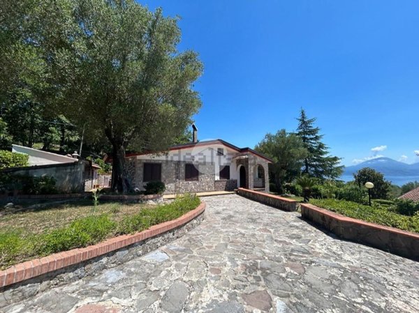 casa indipendente in vendita a San Giovanni a Piro in zona Scario