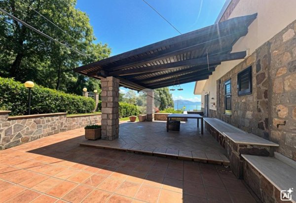 casa indipendente in vendita a San Giovanni a Piro in zona Scario