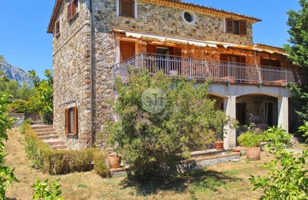 casa indipendente in vendita a San Giovanni a Piro in zona Scario
